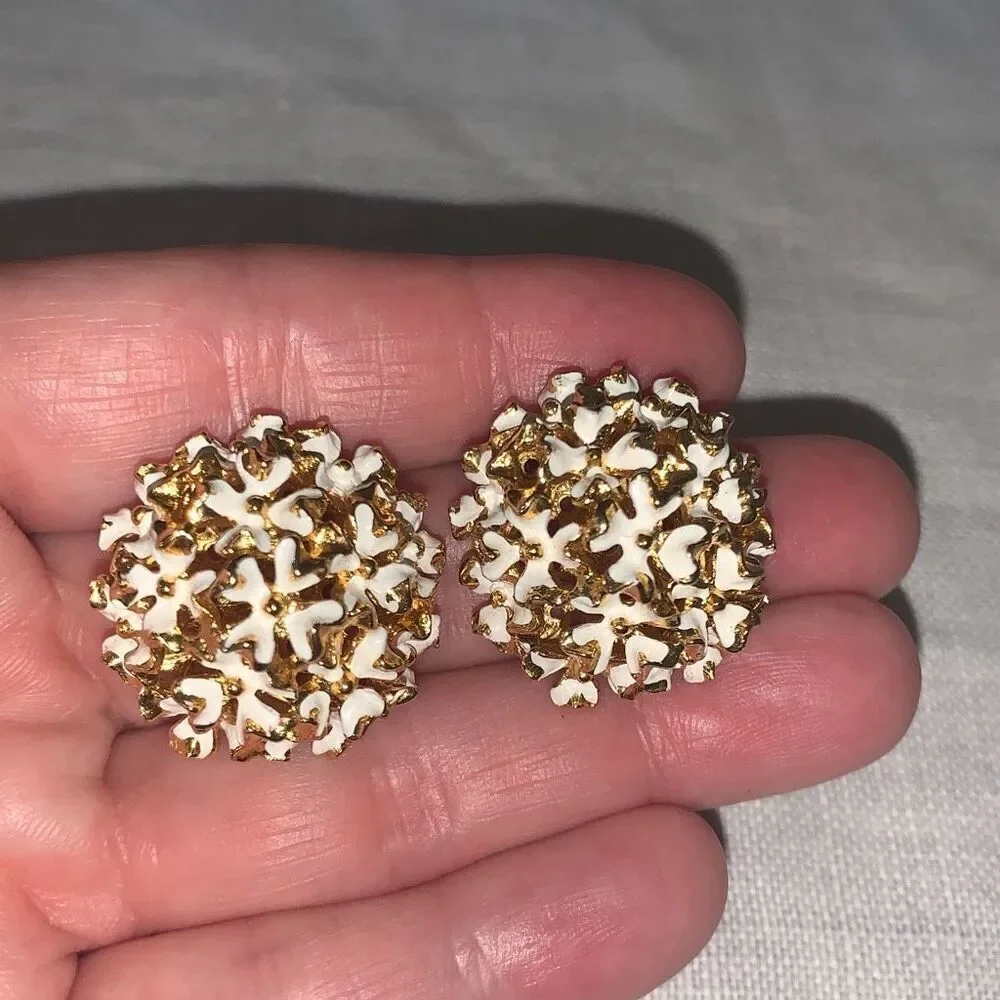 Vintage Un Marked‎ Gold Tone White Enamel Floral Dome Clip on Earrings